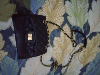 Sling Black, Tas kecil hitam