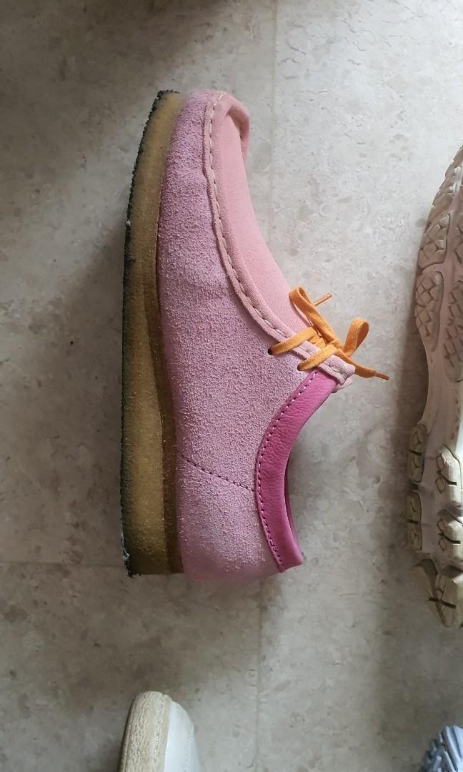 Us9 Clarks Levis Wallabees crepe pink, Men's Fashion, Footwear, Sneakers on  Carousell