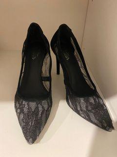 Wittner black lacy pump