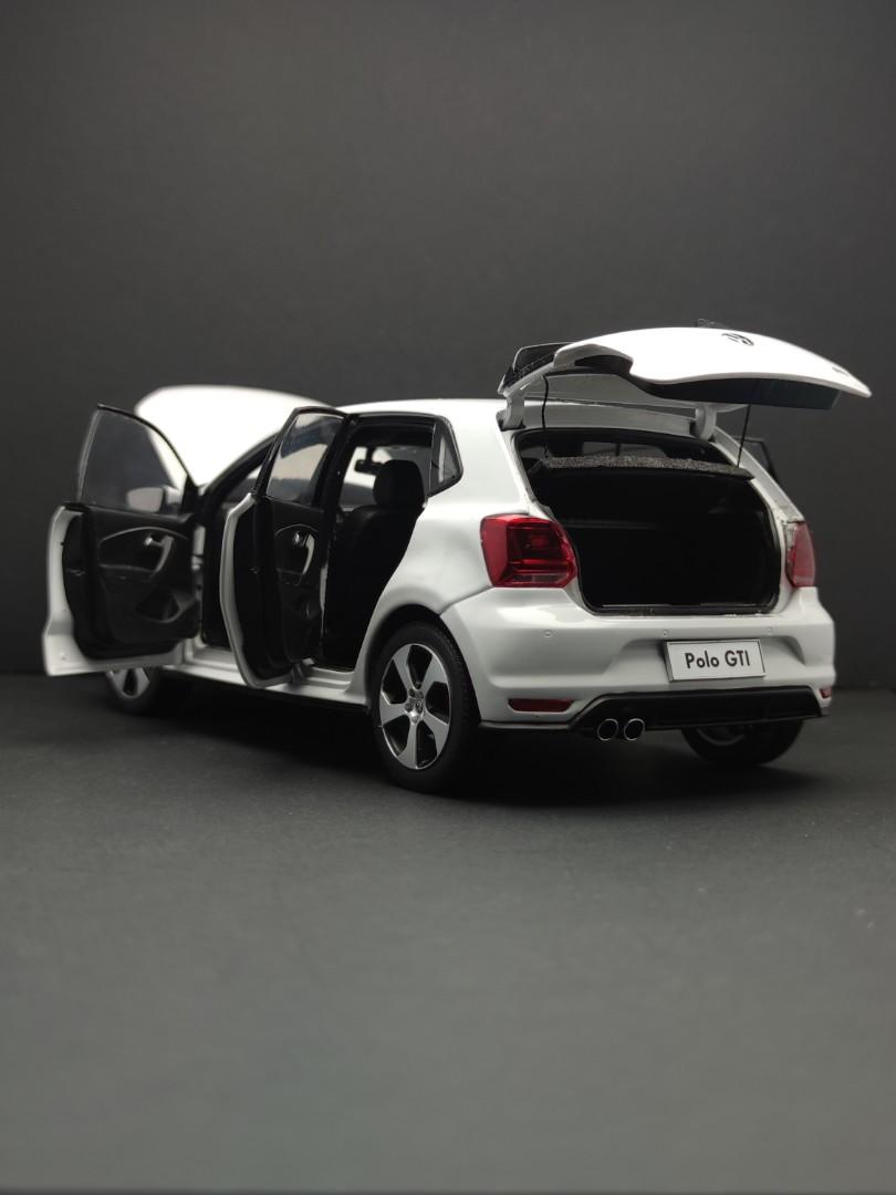 Unboxing of store mini volkswagen polo