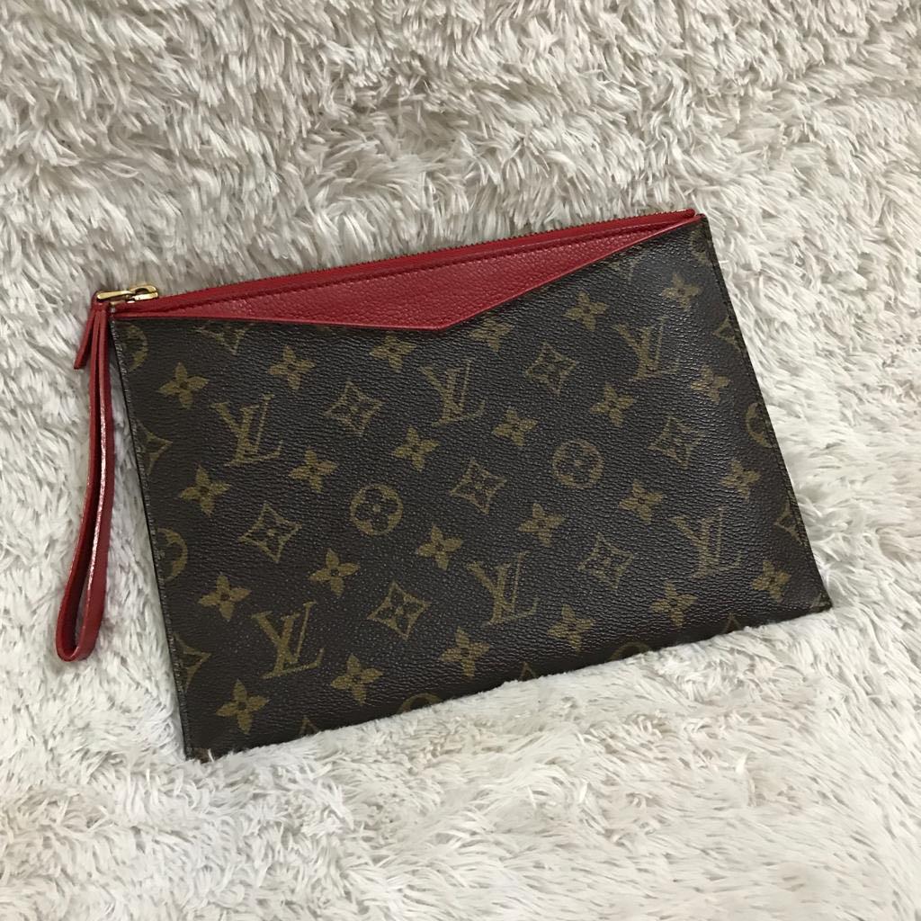 I stor skala Måltid Optimal AUTHENTIC Louis Vuitton Pochette Pallas Clutch Bag Monogram M60677, Luxury,  Bags & Wallets on Carousell