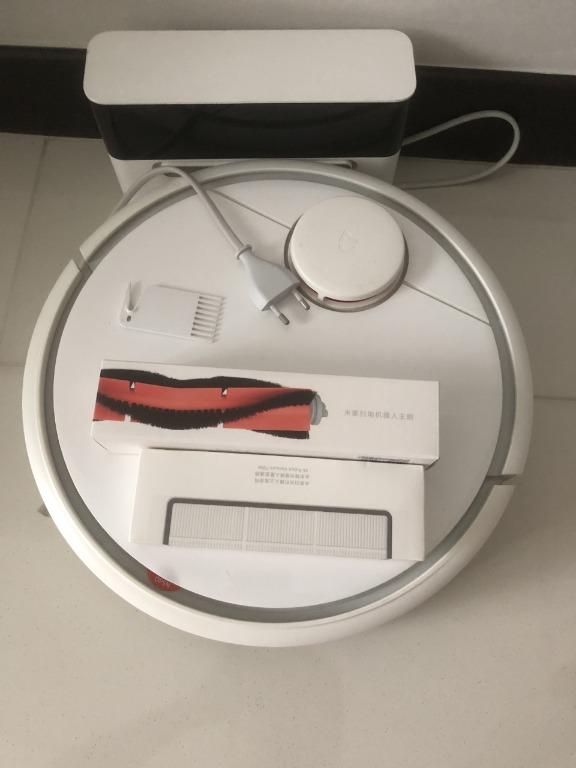 WTS (BARELY USED) Xiaomi Mi Robot Vacuum (1st gen) with (NEW) Filter