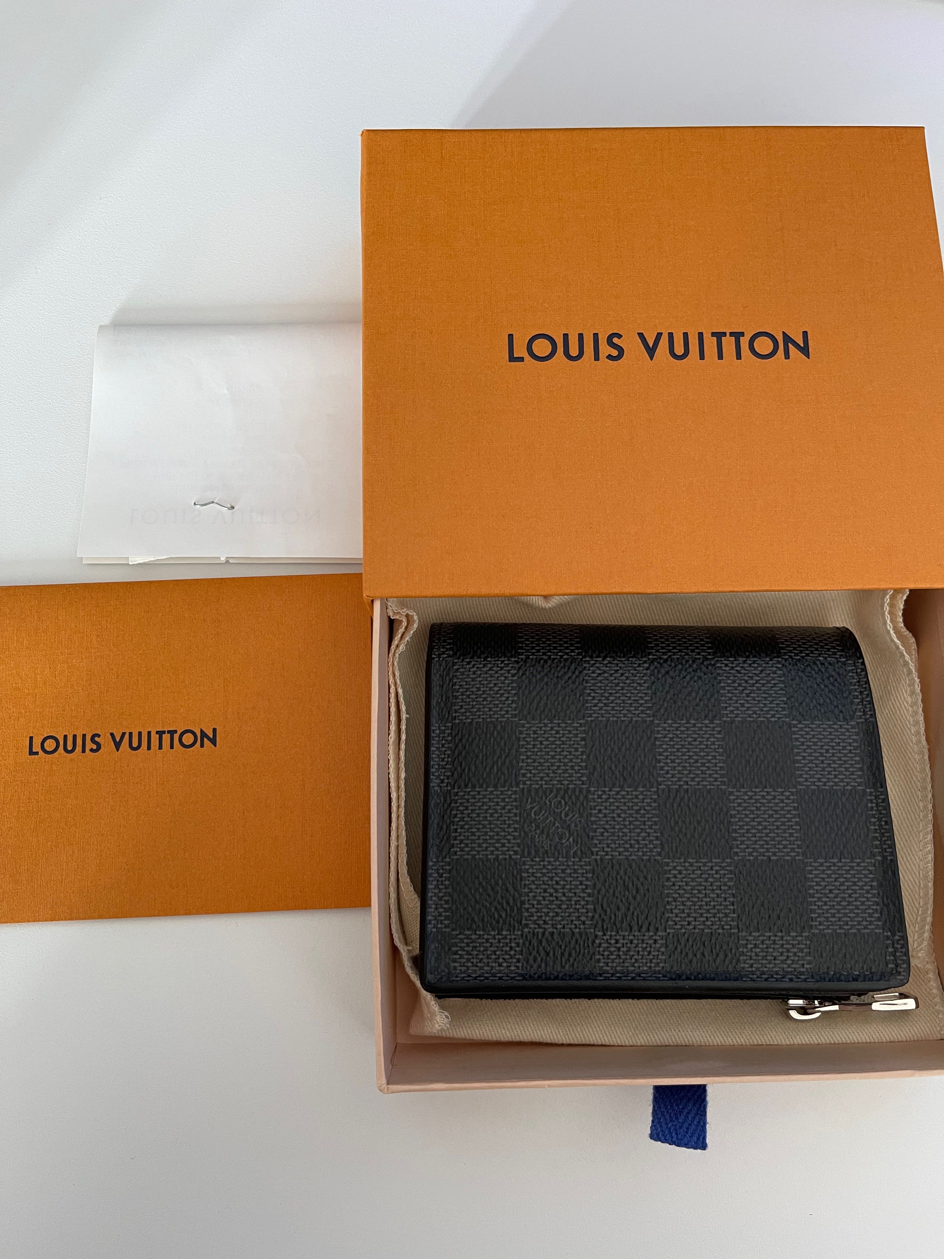 Louis Vuitton Smart Wallet, Men's Fashion, Watches & Accessories, Wallets &  Card Holders on Carousell