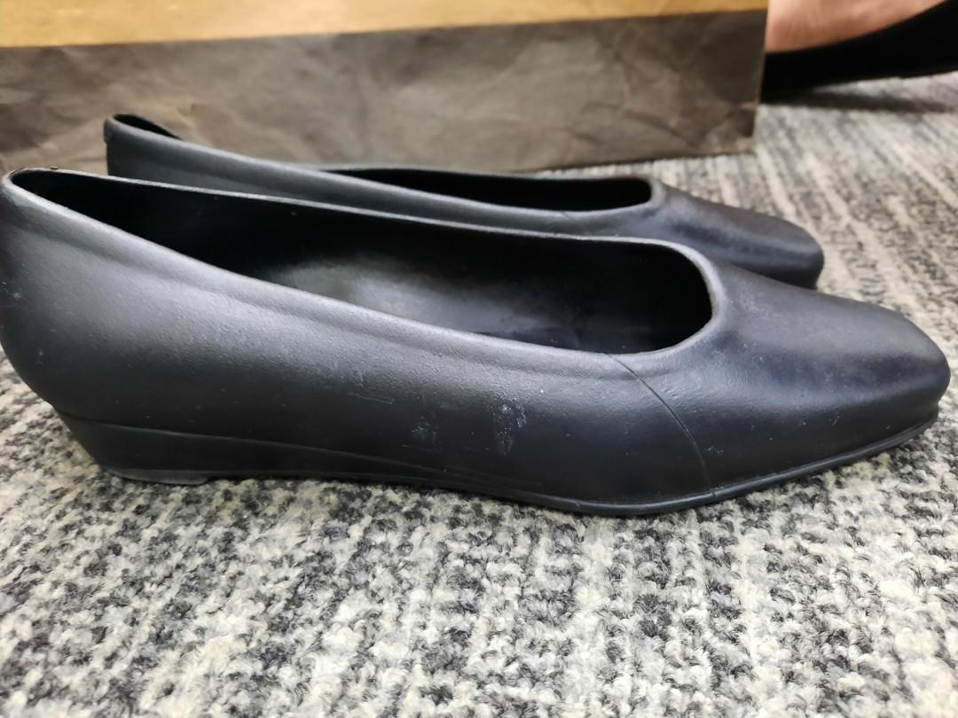 Office Flat Shoes (Category: Flats & Sandals) located in Makati City. Submitted by declutteryu (Listing ID 1127852774, Image 2). Description: Black Flat Shoes for Office or School With 1inch height Very comfy to wear, Soft sole Material: Just like Easy soft shoes (diff.brand) Size: 8PH Women RFS: Not using. I am more on wearing my same heels and flats during commute. Purchased this one for rainy days commute, okay to get wet and can easily get dr