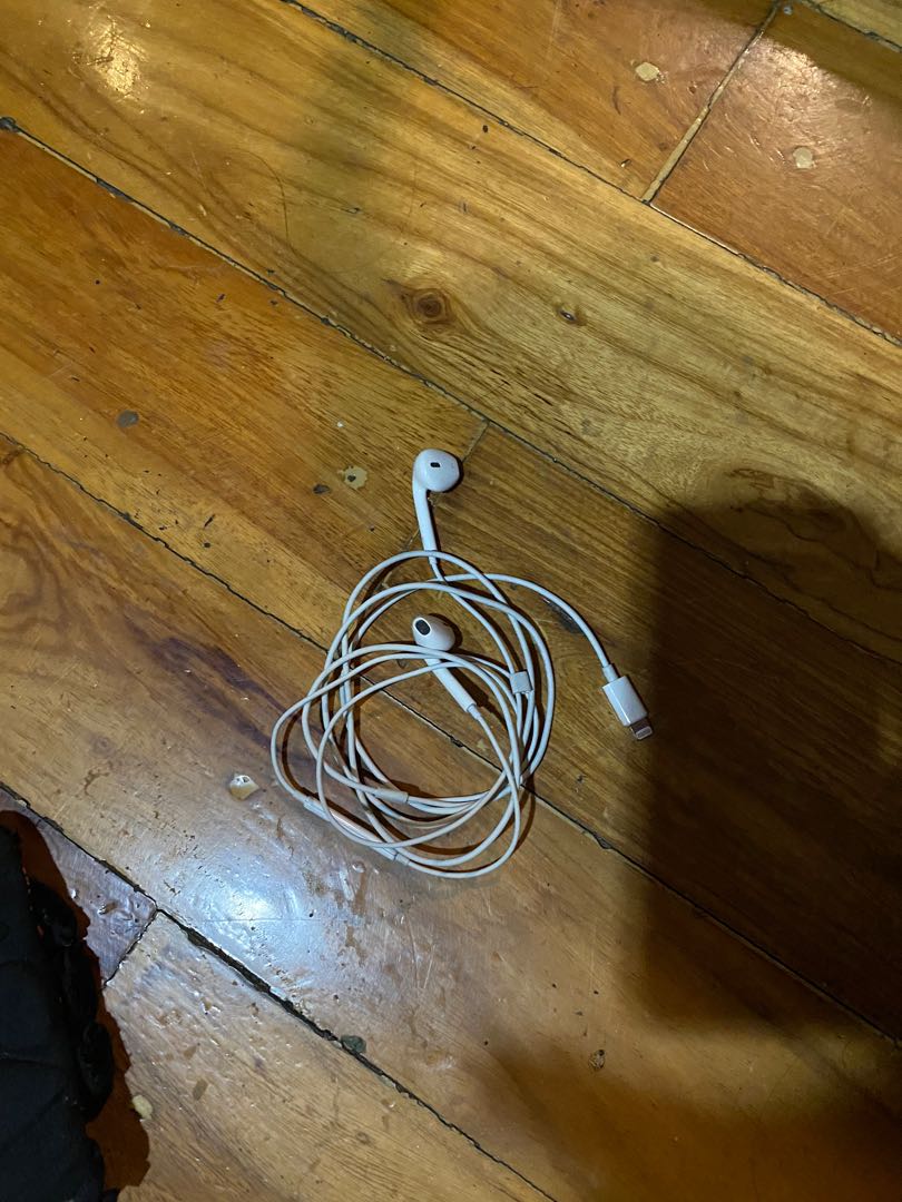 Apple Iphone 11 Earphones, Audio, Earphones on Carousell
