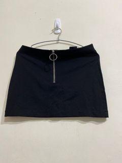 H&M。黑色合身短裙