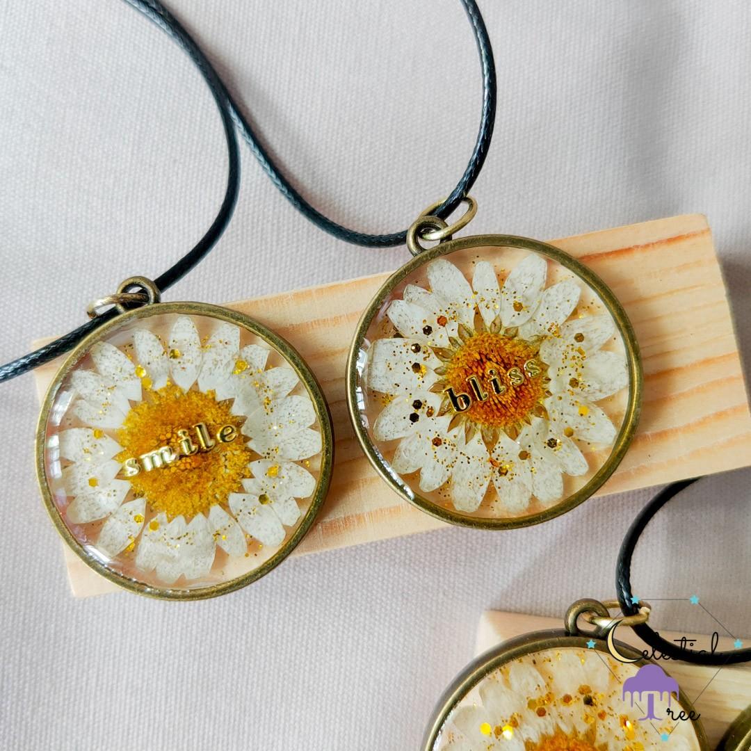 Daisy resin outlet necklace