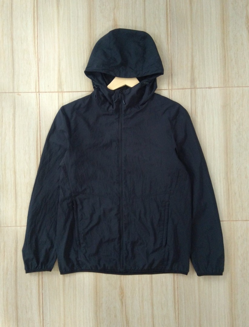 Uniqlo jaket running hitam original second Fesyen Pria Pakaian