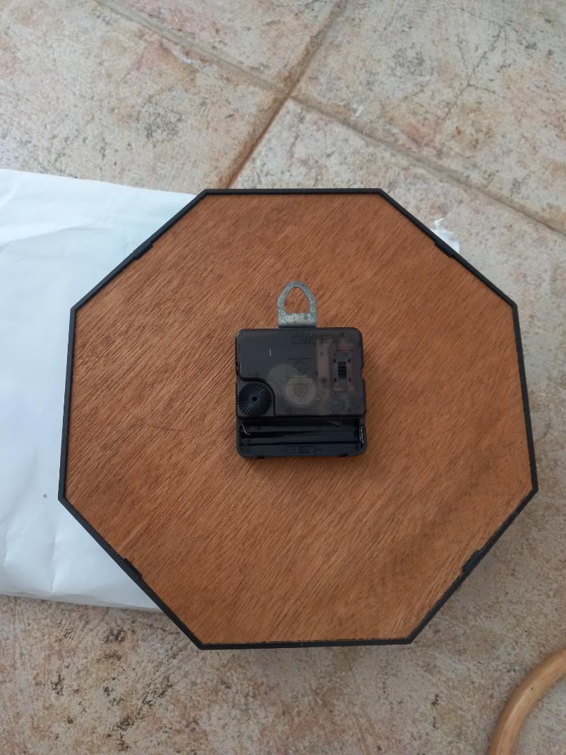 Wall clock (Category: Men's Watches) located in Singapore. Submitted by budget8 (Listing ID 1127948851, Image 2). Description: New York 'quarts' clock.
