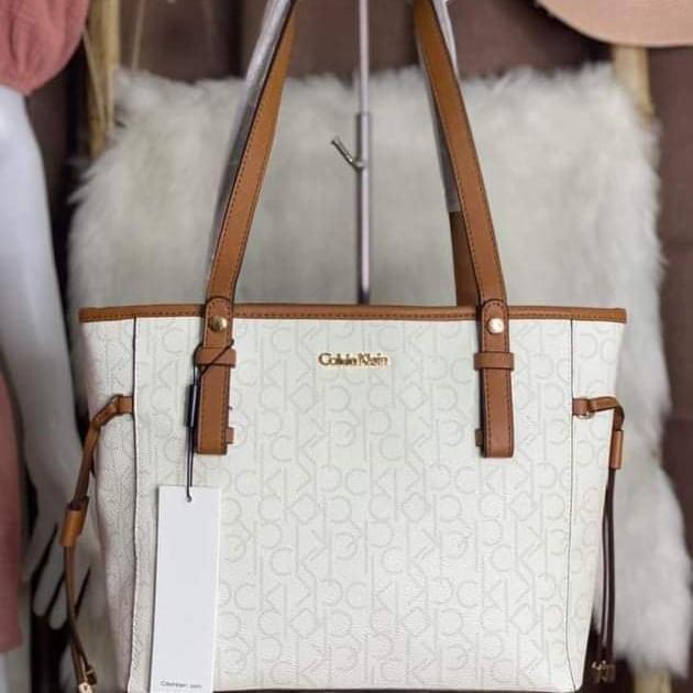 Bounty Toeval feit 💯Authentic CALVIN KLEIN Tote Bag for Women🇺🇸🇺🇸 SWIPE ◀️ for available  colors 🥰, Women's Fashion, Bags & Wallets, Tote Bags on Carousell