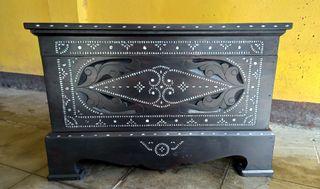 Chest / Baul with Mother of Pearl Inlay and Carving  65X33X43