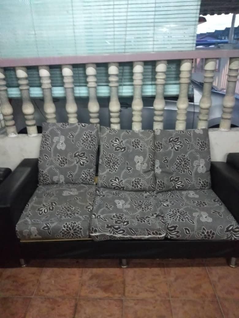 Old sofa set for free! 1+2+3 seater. Self pick up only, Furniture