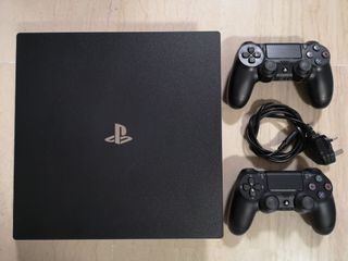 Sony ps4 top with 2 controllers