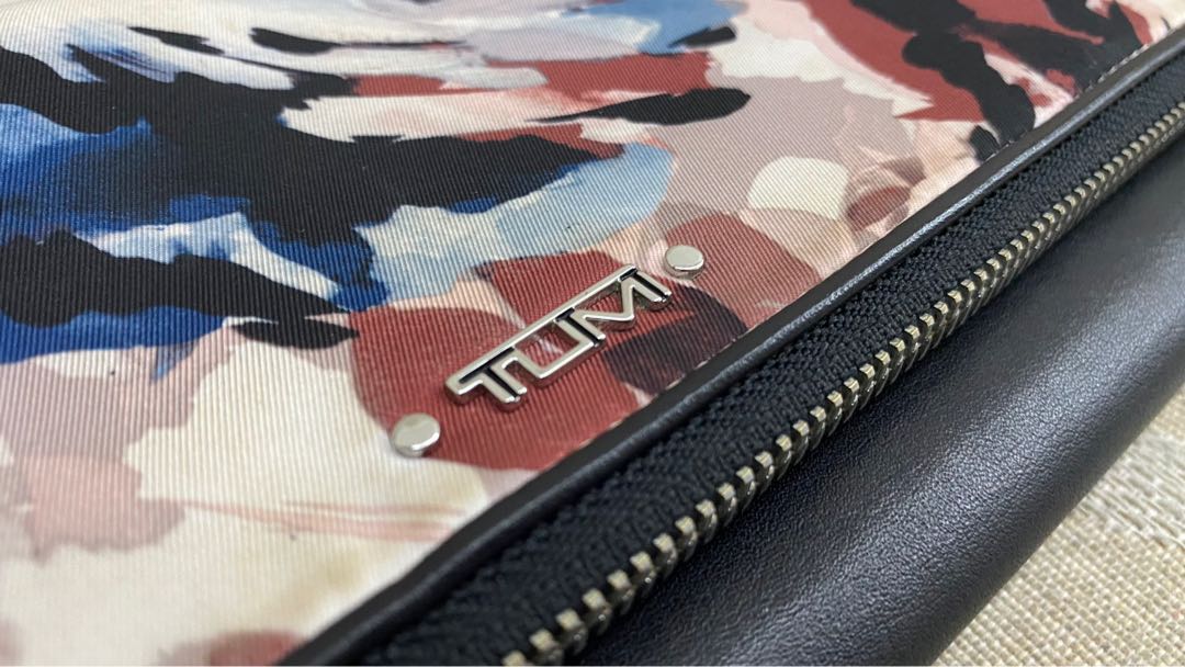 tumi purse