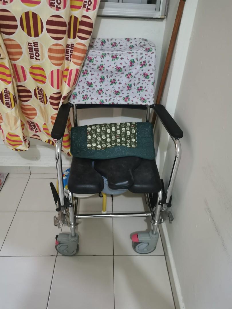 Comode for blessing (Category: Wheelchairs) located in Singapore. Submitted by jas_babe (Listing ID 1128215934, Image 1). Description: Used comode for blessing Self collect ONLY at near Hougang Ave 8. Contact me at 86888284.