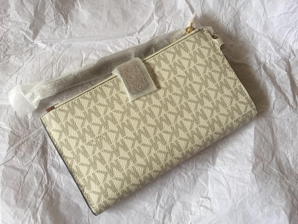 Michael kors clearance best sale wristlet