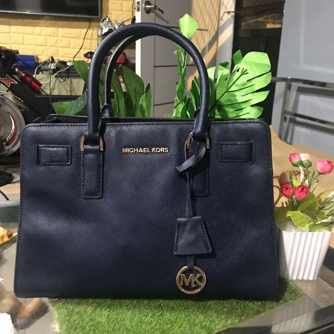 michael kors dillon Luxury Bags Wallets on Carousell