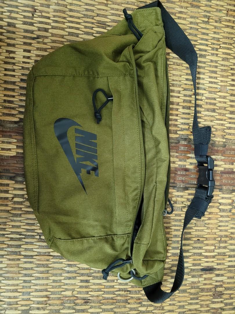 nike large tech hip pack