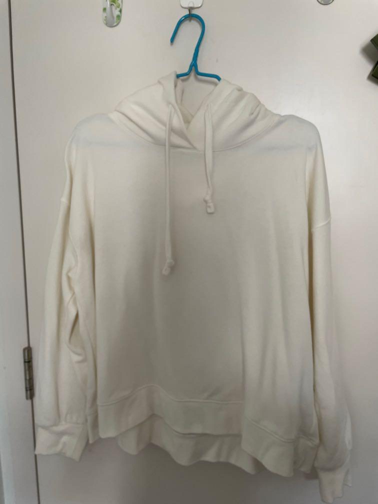 White hoodie uniqlo on sale