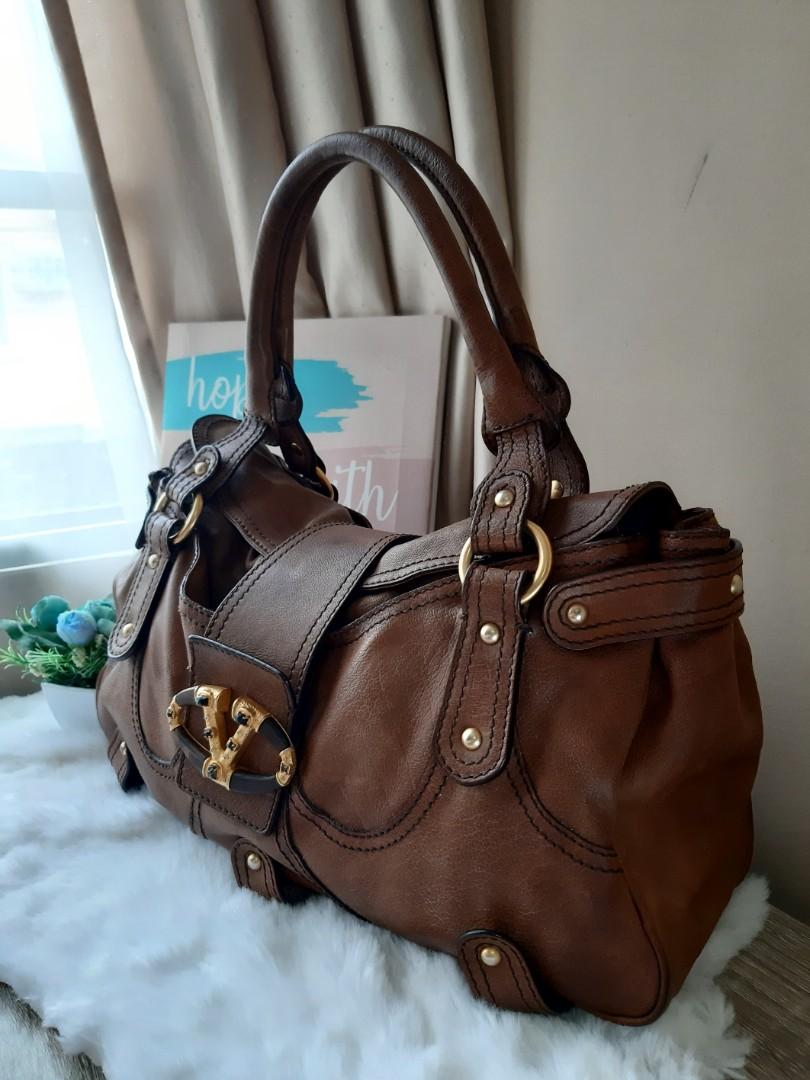 Vintage Valentino Garavani (Category: Luxury Bags & Wallets) located in Pasig City. Submitted by dual_time (Listing ID 1128356179, Image 3). Description: Vintage Valentino Garavani Handbag Authentic used, in good condition issues: - chipped rock on right side of V - dark discoloration onlock due to use - missing zipper head inside Price negotiable RFS: Decluttering item location: Manggahan, Pasig.