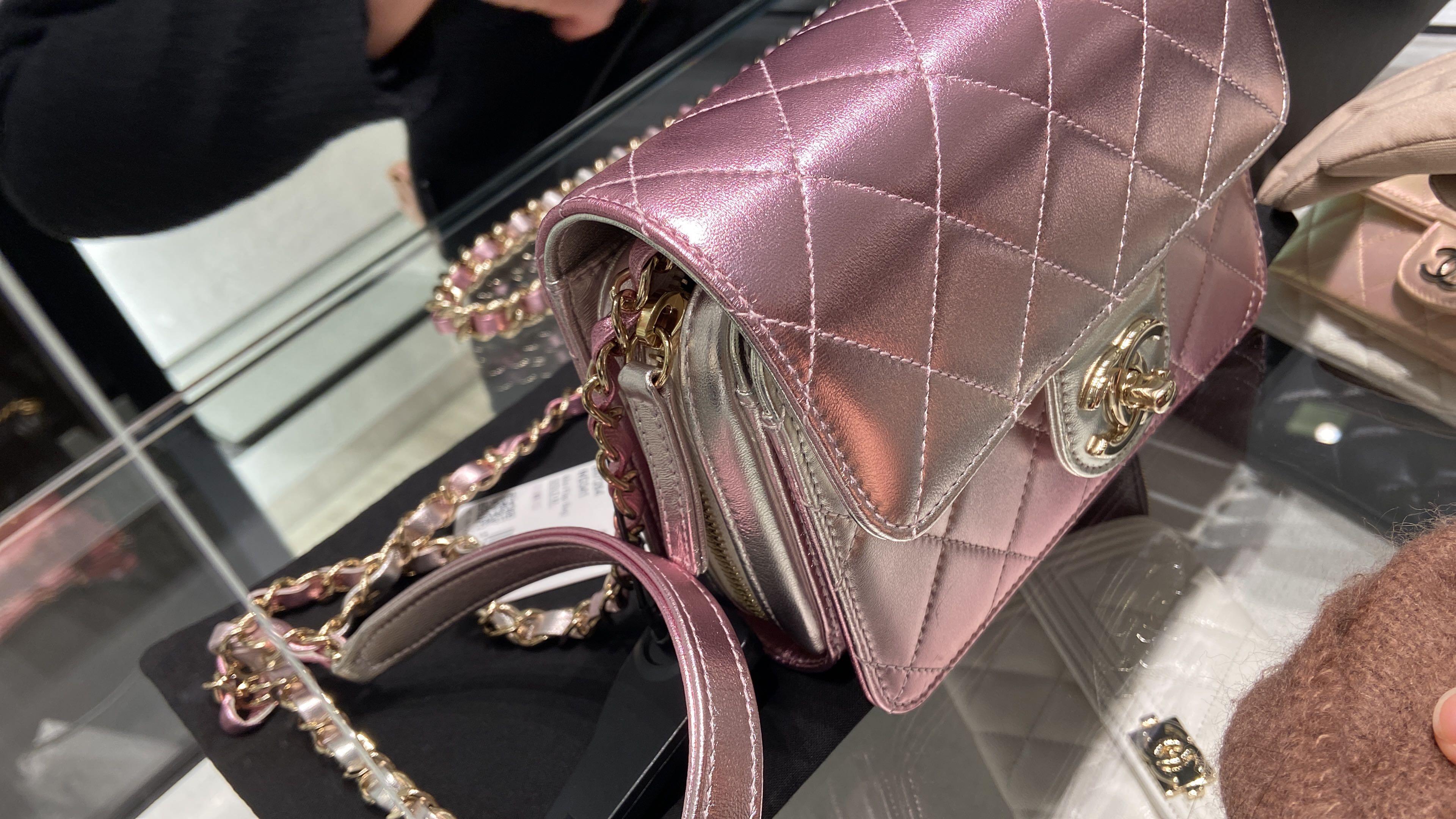Brand New 22C Chanel Mini Flapbag Gradient Metallic Iridescent Pink Lambskin  & Gold-Tone Metal limited edition Cruise 2021/2022 Collection, Luxury, Bags  & Wallets on Carousell