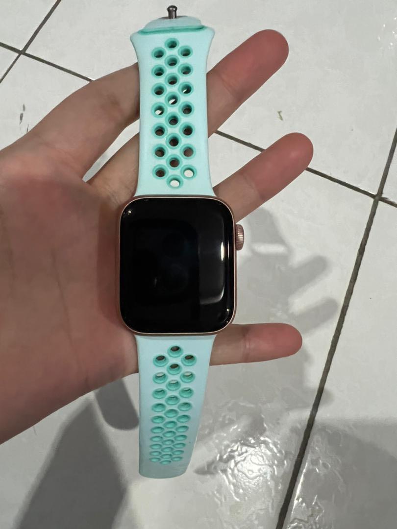 APPLE WATCH S4 40MM ROSEGOLD Women s Fashion Watches