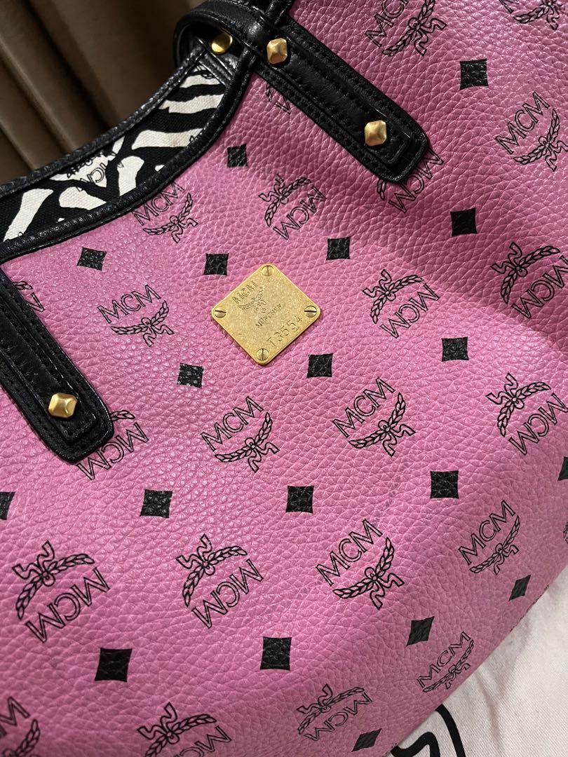 ❗️AUTHENTIC MCM Shoppers tote❗️ (Category: Luxury Bags & Wallets) located in Cainta. Submitted by closet83 (Listing ID 1128559545, Image 2). Description: Respect my post & price. If you find a cheaper one, go buy it instead. Don’t lowball me at half of my listed price. So disrespectful. Please compare to other ones posted - condition & inclusions. • Reversible shopper’s tote ❗️kindly check last photo for item details❗️.