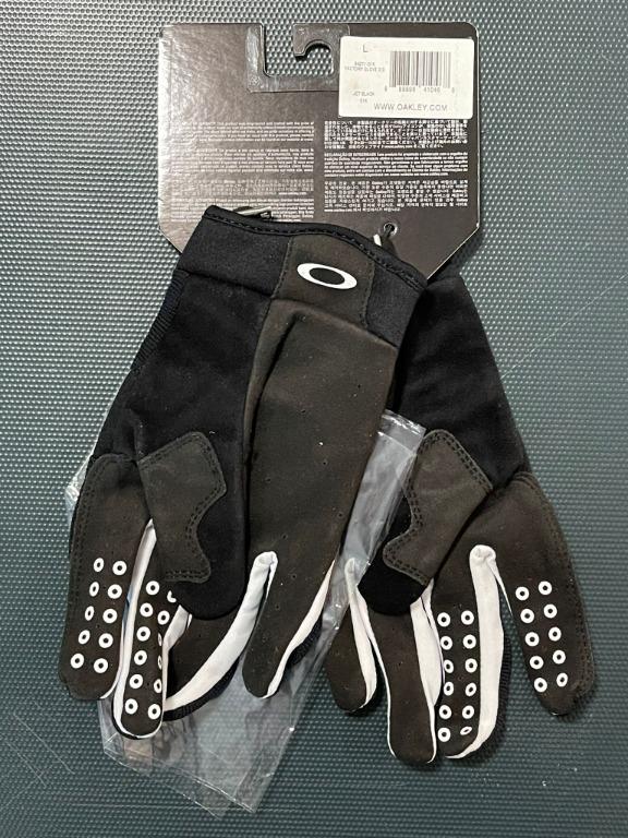 BRAND NEW: Oakley mountain bike gloves (L), Sports Equipment, Bicycles &  Parts, Bicycles on Carousell