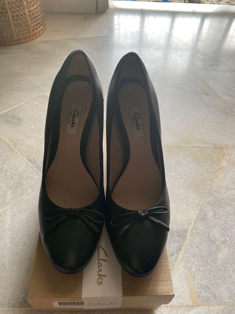 Clarks top narrative pumps