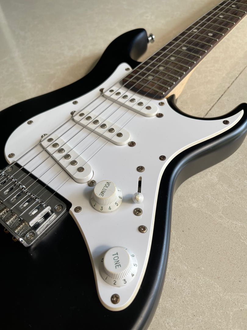 CORT electric guitar junior size, Hobbies & Toys, Music & Media