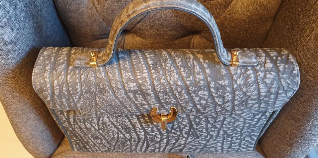 Genuine Antelope Skin (Category: Luxury Bags & Wallets) located in Cabanatuan. Submitted by k2_boutiqueshop (Listing ID 1128615014, Image 3). Description: brandnew jra genuine antelope skin 2way with shoulder strap.
