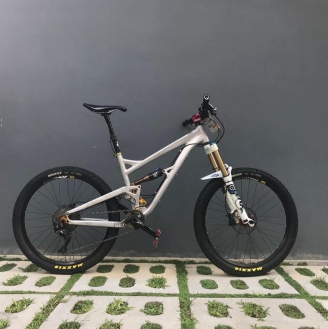 Saracen Ariel full sus mtb 26 M size Sports Equipment