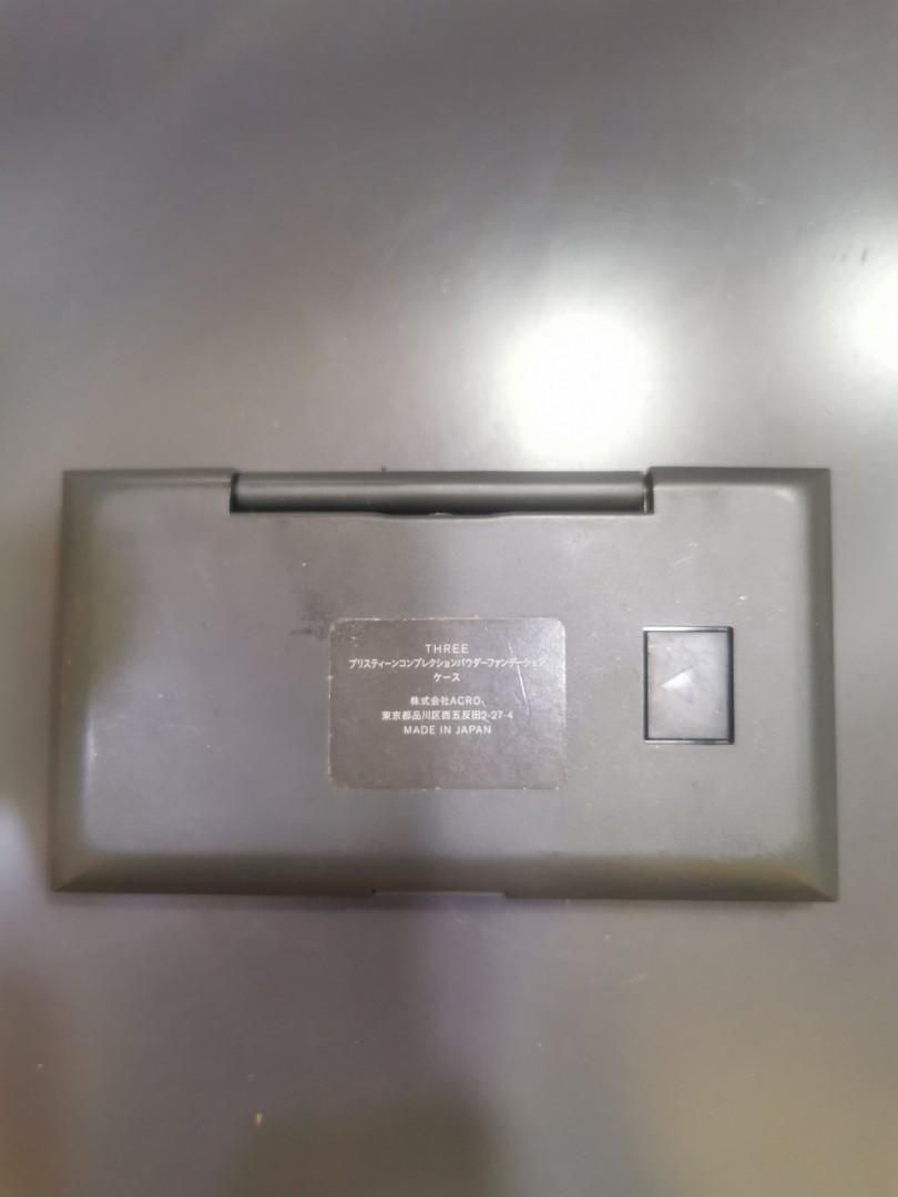 Three （分類：化妝品）位於 Hong Kong。 由 oma0622 提交（商品編號 1128577009，圖片 3）。簡介： -Three粉餅 -二手，但狀態良好。