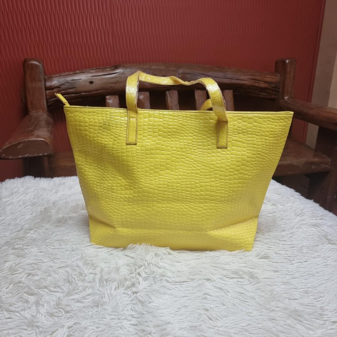 Mango Tote Bag Medium (Category: Luxury Bags & Wallets) located in Malabon City. Submitted by andies.closet (Listing ID 1123347132, Image 2). Description: Authentic BrandNew Mango Tote Bag Medium size.