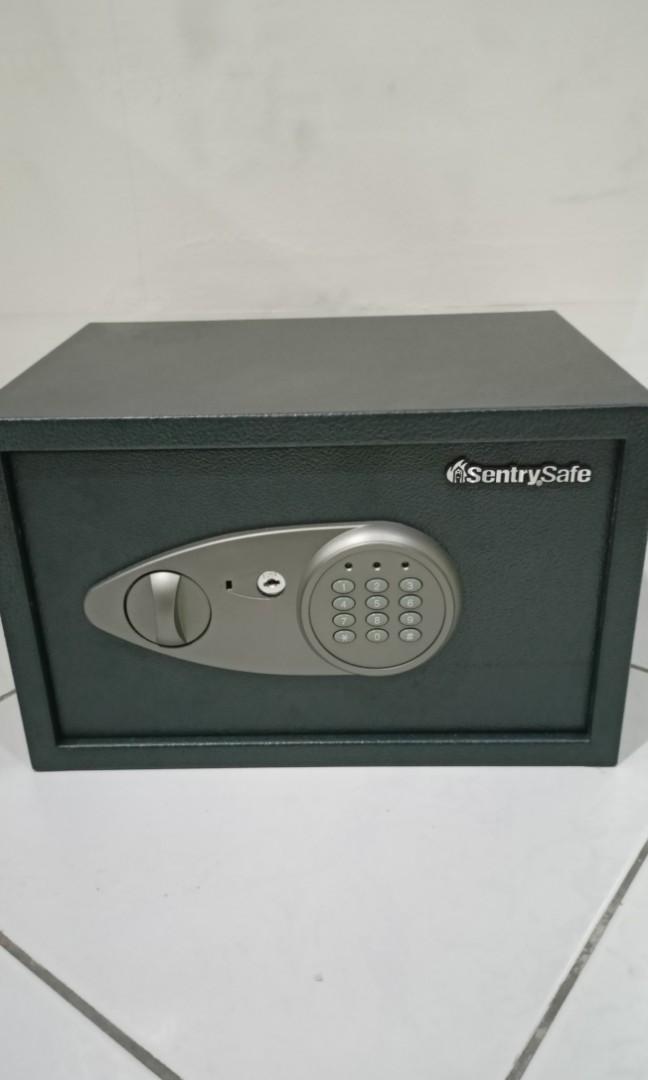 Sentry Safe /Safety Box (Category: Safe) located in Makati City. Submitted by theseasonstrend (Listing ID 1123408208, Image 1). Description: 100% original Limited Used Wala pang limang beses nagamit With battery and 1 key decluttering.