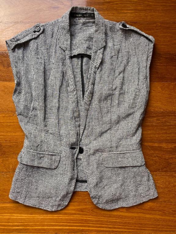 Checks Jacket (Category: Coats, Jackets and Outerwear) located in Singapore. Submitted by manjutra (Listing ID 1123585583, Image 1). Description: Wore a few times but still in good condition Size: S.