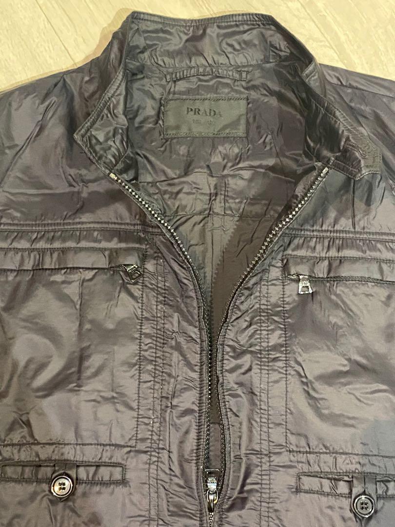 Prada jacket （分類：外套及戶外衣服）位於 Hong Kong。 由 milkkin7 提交（商品編號 1123557930，圖片 2）。簡介： Prada jacket 细节精致 薄身外套。