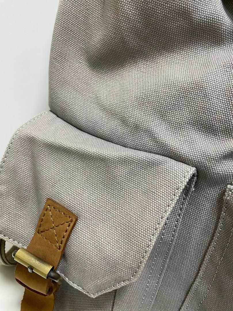 Backpack （分類：背囊）位於 Hong Kong。 由 maryanan 提交（商品編號 1124098211，圖片 5）。簡介： 購自日本，牛仔布質地拼猄皮扣帶，只用過兩三次，右邊背後有拉鏈袋，左右都有一個小袋，扣位用上磁石貼。。
