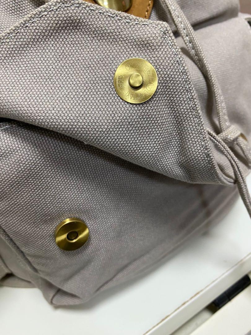 Backpack （分類：背囊）位於 Hong Kong。 由 maryanan 提交（商品編號 1124098211，圖片 6）。簡介： 購自日本，牛仔布質地拼猄皮扣帶，只用過兩三次，右邊背後有拉鏈袋，左右都有一個小袋，扣位用上磁石貼。。