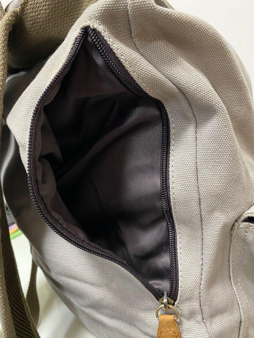 Backpack （分類：背囊）位於 Hong Kong。 由 maryanan 提交（商品編號 1124098211，圖片 3）。簡介： 購自日本，牛仔布質地拼猄皮扣帶，只用過兩三次，右邊背後有拉鏈袋，左右都有一個小袋，扣位用上磁石貼。。