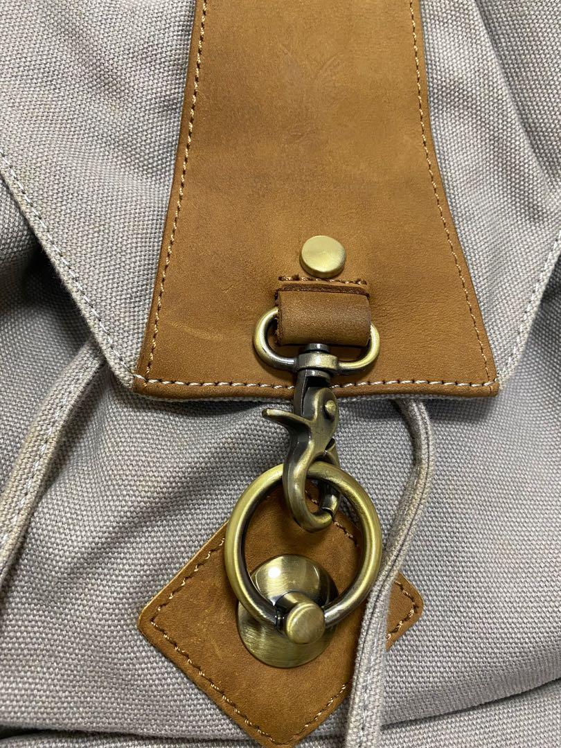 Backpack （分類：背囊）位於 Hong Kong。 由 maryanan 提交（商品編號 1124098211，圖片 4）。簡介： 購自日本，牛仔布質地拼猄皮扣帶，只用過兩三次，右邊背後有拉鏈袋，左右都有一個小袋，扣位用上磁石貼。。