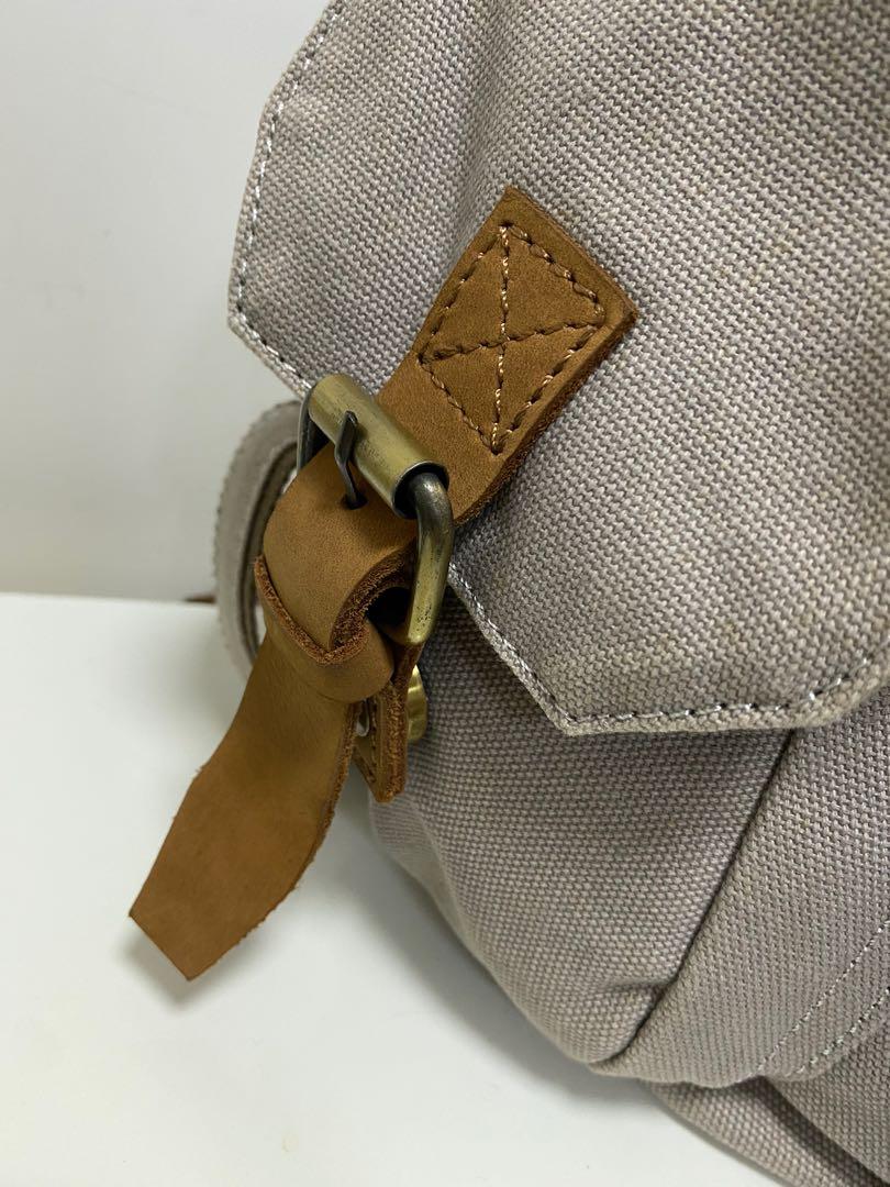 Backpack （分類：背囊）位於 Hong Kong。 由 maryanan 提交（商品編號 1124098211，圖片 7）。簡介： 購自日本，牛仔布質地拼猄皮扣帶，只用過兩三次，右邊背後有拉鏈袋，左右都有一個小袋，扣位用上磁石貼。。