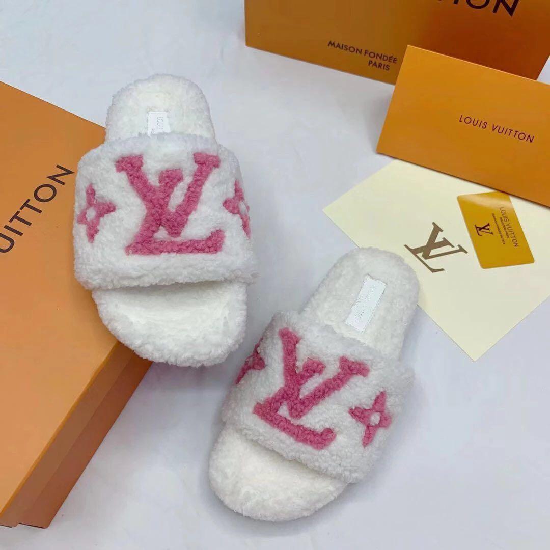 Louis Vuitton LV Furry slides, Women's Fashion, Footwear, Flipflops and ...