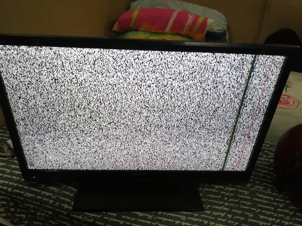 Sharp LCD Tv 32" (screen no crack) black line on right screen, TV