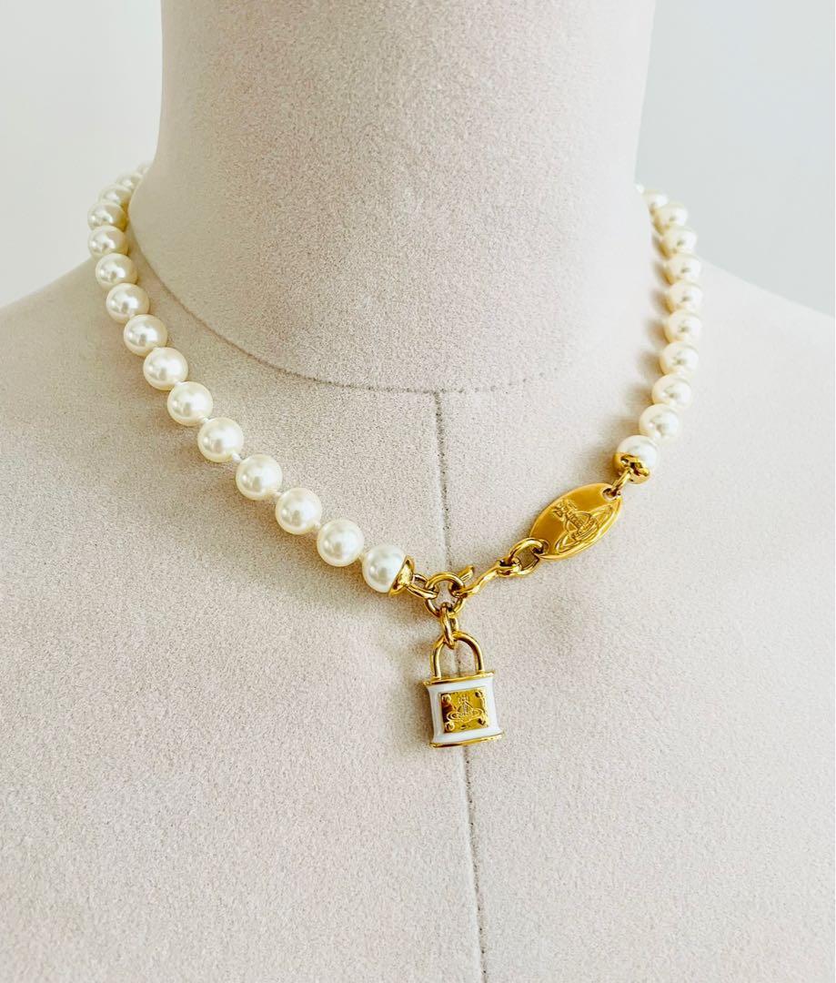 Pearl necklace with top lock