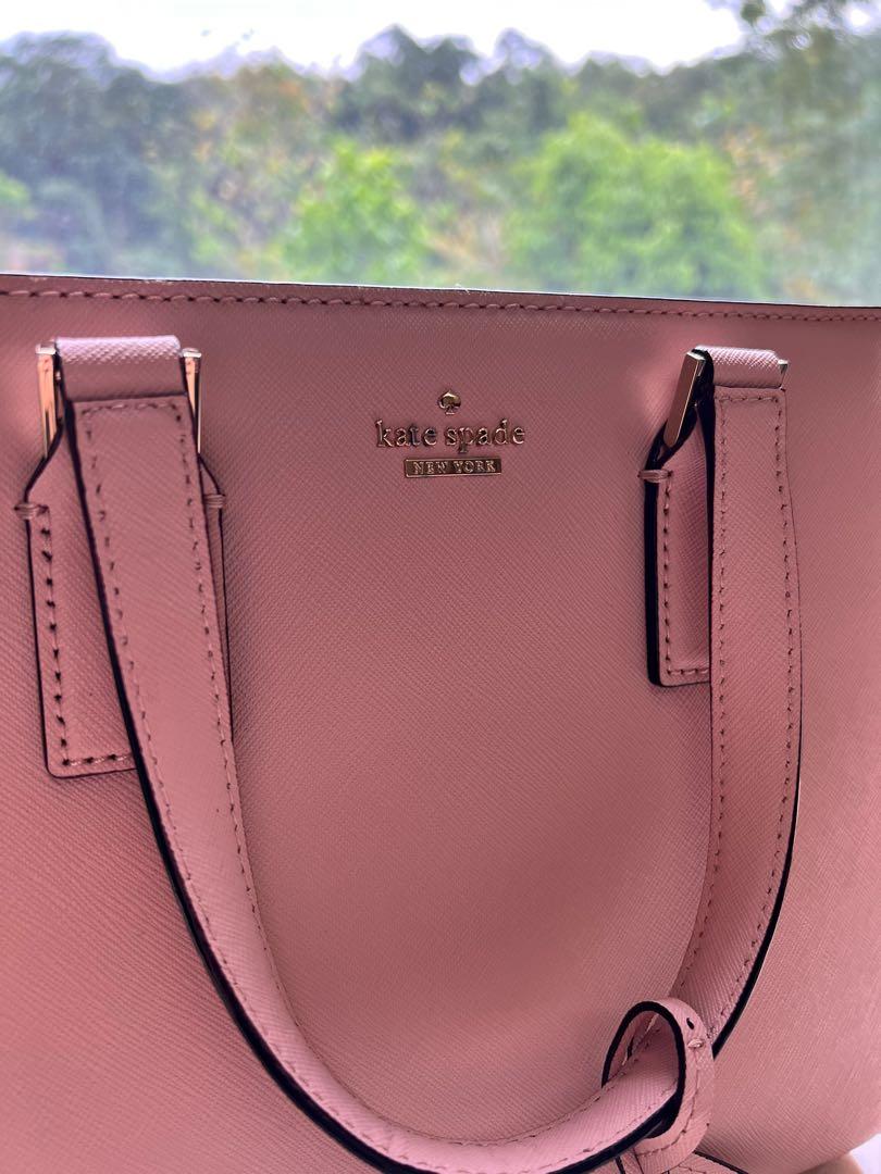 幾乎全新 ♠️Kate Spade Small Hayden Cameron Street Warm Vellum 豆沙粉紅色斯文OL手袋 （分類：長銀包）位於 Hong Kong。 由 m.e.o.w 提交（商品編號 1124117460，圖片 2）。簡介： 之前喺Kate Spade 美國官網買． 但size唔啱我，冇拎過出街，一路放喺衣櫃. 袋身有少少似係膠水跡，請睇圖。 跟原装KS塵袋。