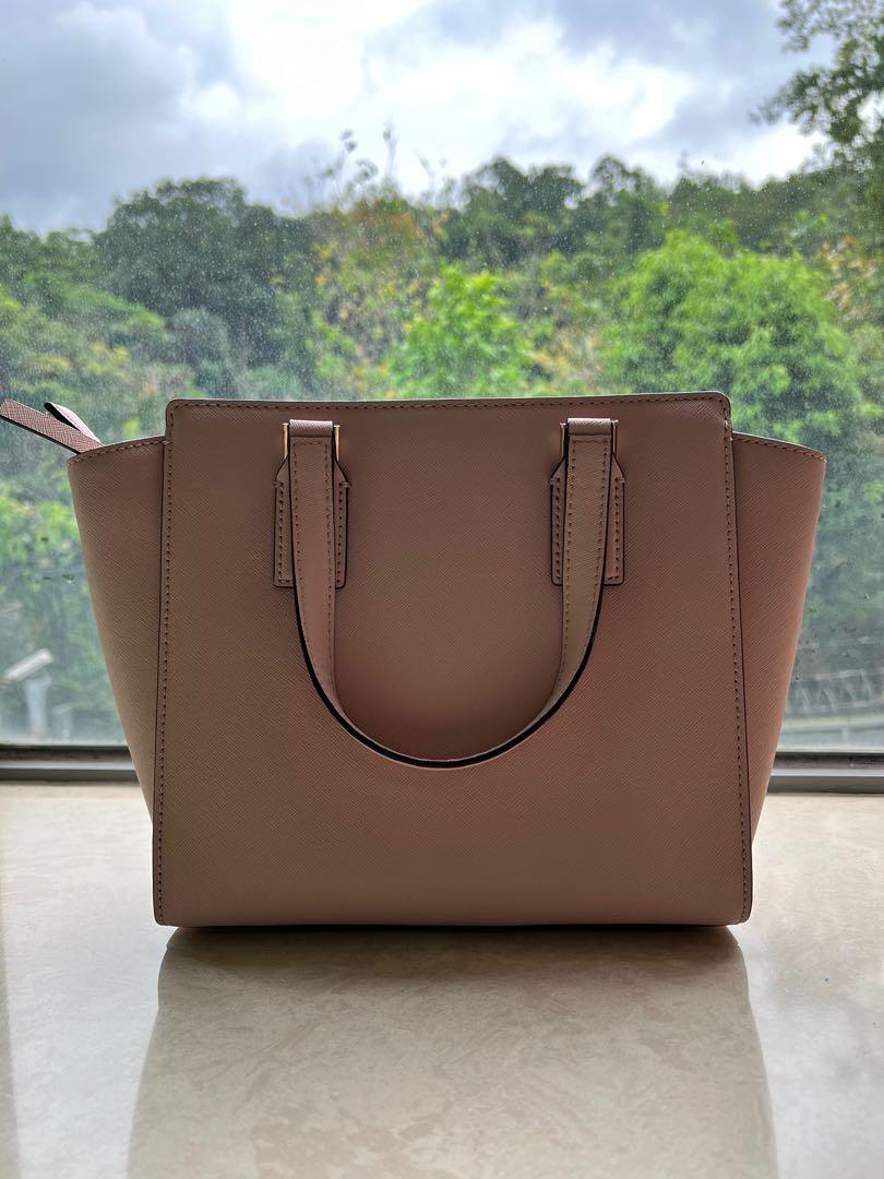 幾乎全新 ♠️Kate Spade Small Hayden Cameron Street Warm Vellum 豆沙粉紅色斯文OL手袋 （分類：長銀包）位於 Hong Kong。 由 m.e.o.w 提交（商品編號 1124117460，圖片 3）。簡介： 之前喺Kate Spade 美國官網買． 但size唔啱我，冇拎過出街，一路放喺衣櫃. 袋身有少少似係膠水跡，請睇圖。 跟原装KS塵袋。