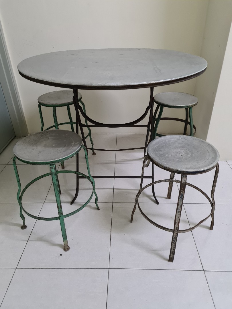 antik 1 meja bulat 3 kaki & 4 kerusi bulat besi., Furniture & Home