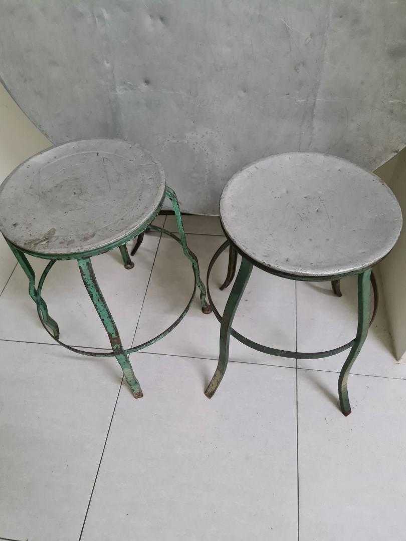 antik 1 meja bulat 3 kaki & 4 kerusi bulat besi., Furniture & Home
