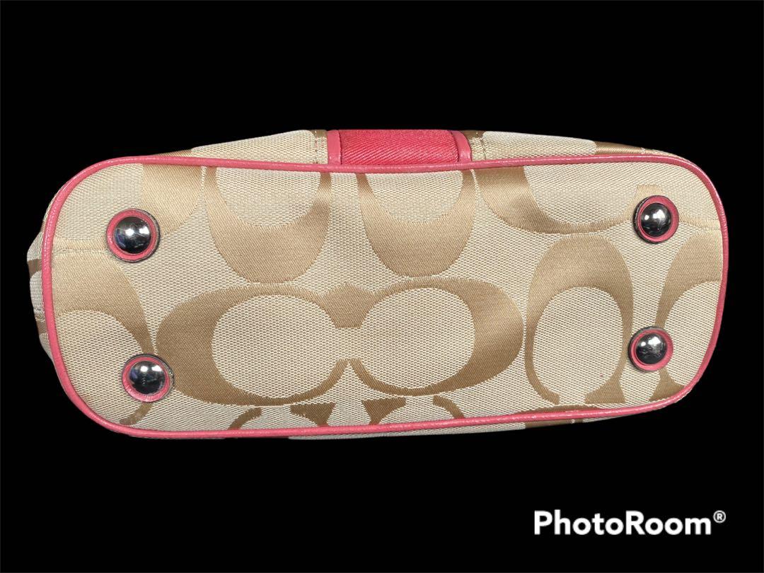 Authentic Mini Coach (Category: Purses & Pouches) located in Shah Alam. Submitted by NRSYF (Listing ID 1124148641, Image 3). Description: Authentic Mini Coach Size : 28cm x 18cm Rarely used. But got some defect on the handle. See pic. Maybe you can use twilly scarf to cover on it. Bought from Aussie. .